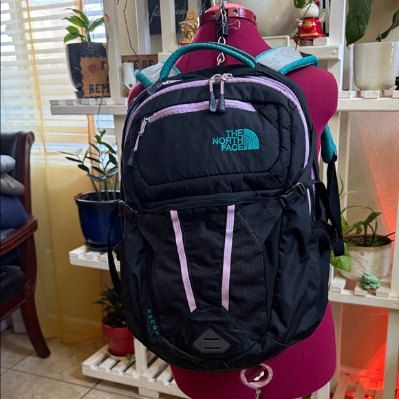 North Face Recon backpack women’s in pre-loved and well care for condition - Picture 1 of 9